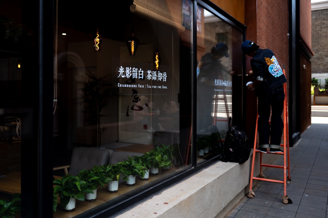 Миття вікон у комерційних приміщеннях